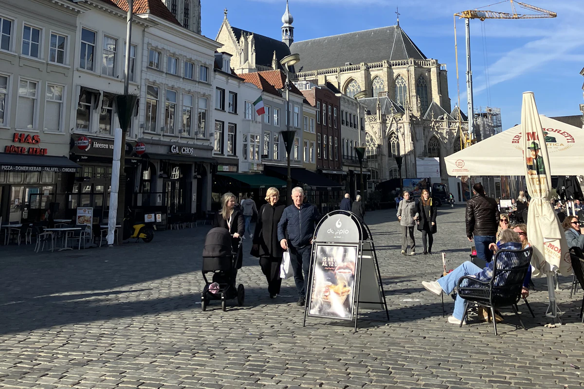 Straatbeeld in Breda, op een kwartier rijden van de zaal in Etten-Leur