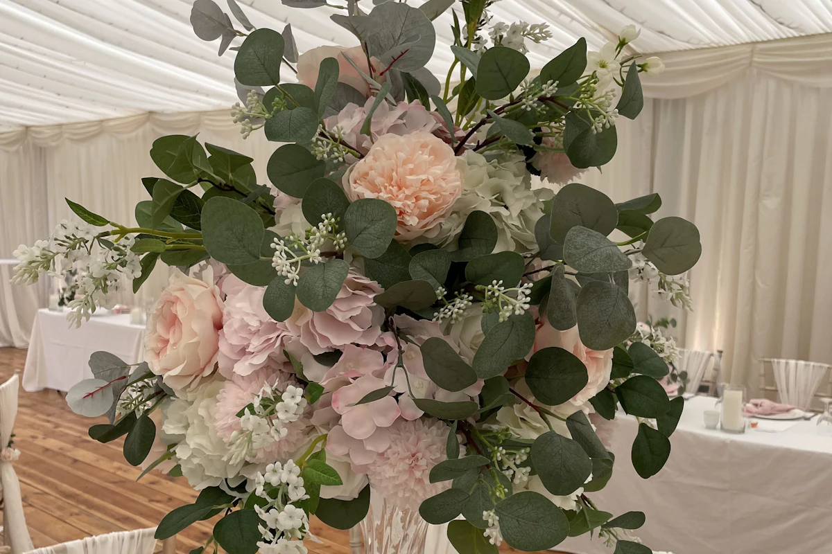 Bloemen op een tafel in de zaal in Etten-Leur