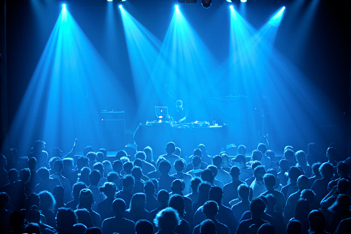 Podium met verlichting in de grote zaal tijdens een optreden