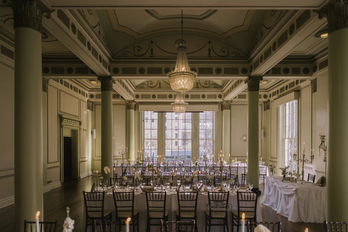 Zaal in Etten-Leur ingericht voor een diner aan ronde tafels
