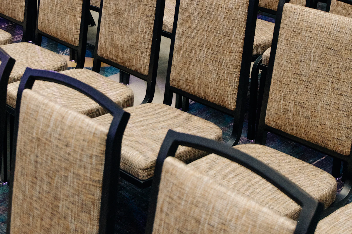 Stoelen klaargezet in de zaal in Etten-Leur